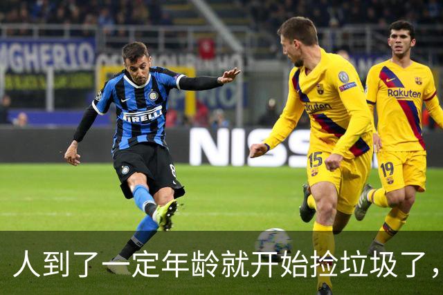 人到了一定年龄就开始捡垃圾了，网友：不捡就后悔